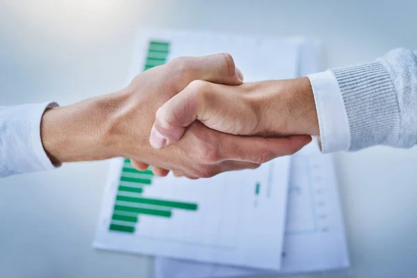 Umowa Zawarta Imię Postępu Zbliżenie Dwóch Biznesmenów Ściskających Dłonie Nad — Zdjęcie stockowe