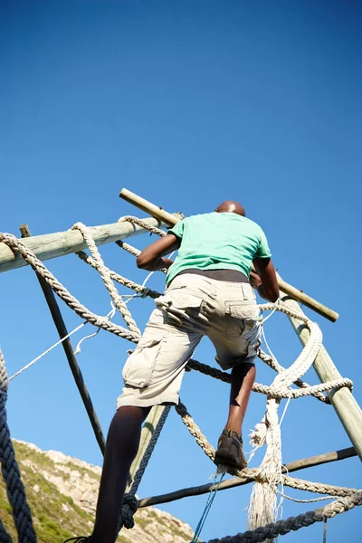 Challenge Yourself Young Man Climbing Obstacle Bootcamp — Stock Photo, Image