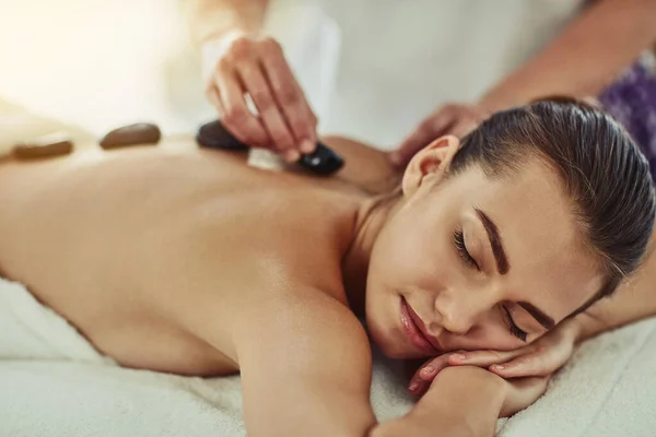 Smelt Stress Weg Met Een Hete Stenen Massage Een Aantrekkelijke — Stockfoto
