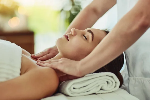 Massage Skämma Bort Kroppen Och Sinnet Attraktiv Ung Kvinna Som — Stockfoto