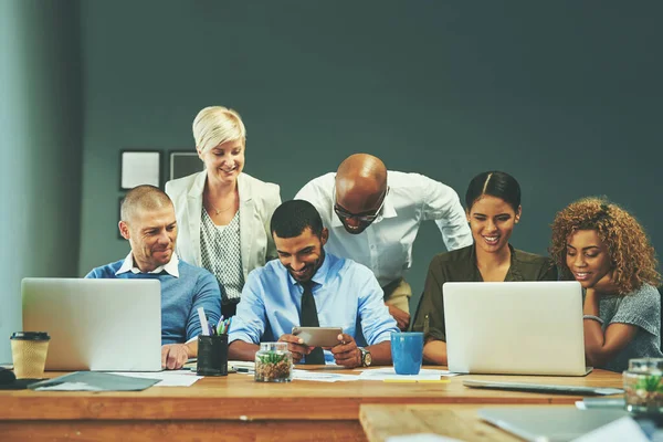 Als Team Weiterkommen Eine Gruppe Von Geschäftsleuten Die Einem Büro — Stockfoto