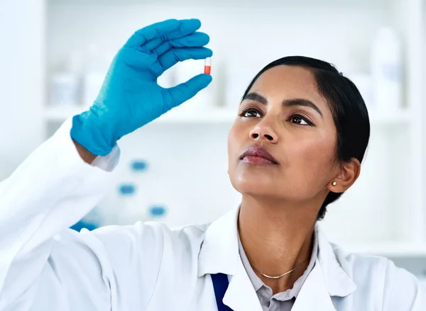 Kobiety Pigułki Badania Nauk Medycznych Lub Rozwoju Naukowca Dla Przyszłych — Zdjęcie stockowe