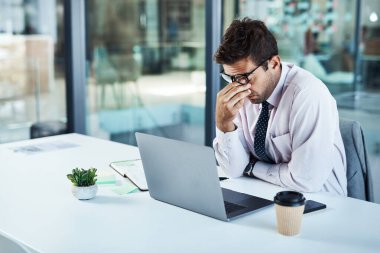 Stres, baş ağrısı ve ofisteki adam arıza, hata ya da kriz yüzünden hayal kırıklığına uğramış. Anksiyete, migren ve erkek iş adamı başarısızlığa kızgın, 404 veya kötü eleştiri, son teslim tarihi veya teknik gecikme.