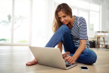 Hmm, bugün ne izleyeyim? Çekici bir genç kadının gün boyunca oturma odasında dizüstü bilgisayar kullanırken tüm vücudunu çekmesi.