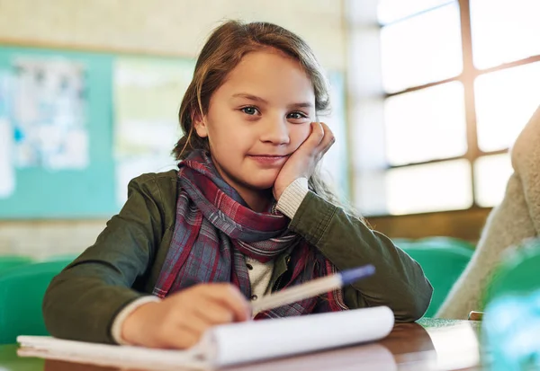 教育帮助你在历史上写下自己的名字 一个可爱的小女孩在课堂上做功课的画像 — 图库照片
