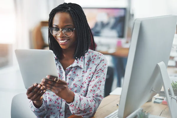 Förenkla Arbetsflödet Med Smarta Appar Ung Kvinna Som Använder Digital — Stockfoto