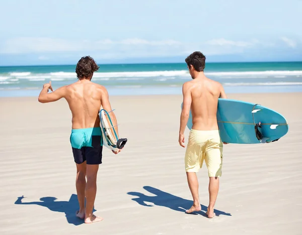 Excited Some Surfing Two Friends Beach Getting Ready Head Water — Stock Photo, Image