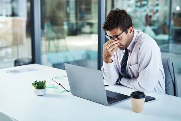 Stress Dor Cabeça Homem Laptop Escritório Frustrado Com Falha Erro — Fotografia de Stock