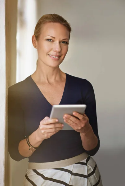 Şlerin Başında Olmak Ofisinde Dijital Tablet Kullanan Bir Kadını Portresi — Stok fotoğraf