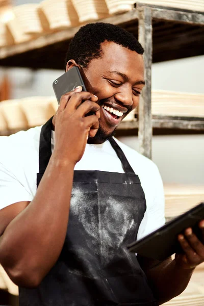 Здається Добре Робити Найбільше Любиш Чоловічий Пекар Розмовляє Телефону Використовуючи — стокове фото