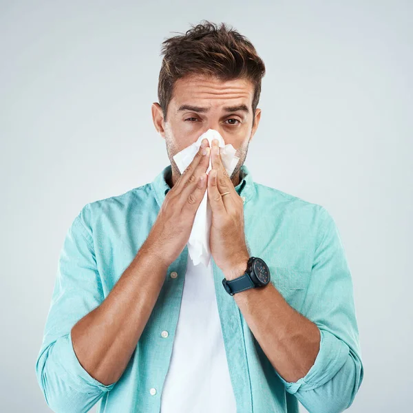 组织和肖像男人在工作室吹鼻涕流感 疾病和病毒的白色背景 男性干热 感冒症状和打喷嚏过敏患者的健康 健康和脸部 — 图库照片