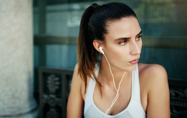 Wat Denkt Word Een Jonge Vrouw Die Naar Muziek Luistert — Stockfoto