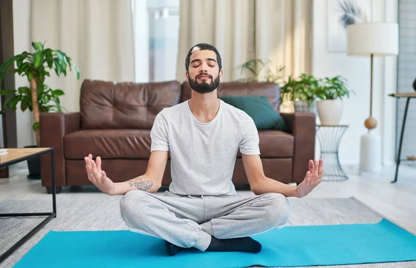 Barış Bir Yoga Seansı Uzaklıkta Evindeki Oturma Odasında Yoga Yapan — Stok fotoğraf