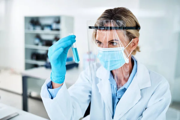 Zawsze Przestrzega Dobrych Praktyk Klinicznych Dojrzały Naukowiec Analizujący Próbki Laboratorium — Zdjęcie stockowe