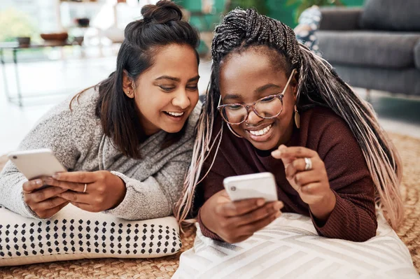 Aaaandsend Duas Jovens Mulheres Usando Seus Smartphones Chão Casa — Fotografia de Stock
