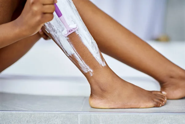 Artık Saç Yok Genç Bir Kadın Banyo Küvetinde Bacaklarını Tıraş — Stok fotoğraf