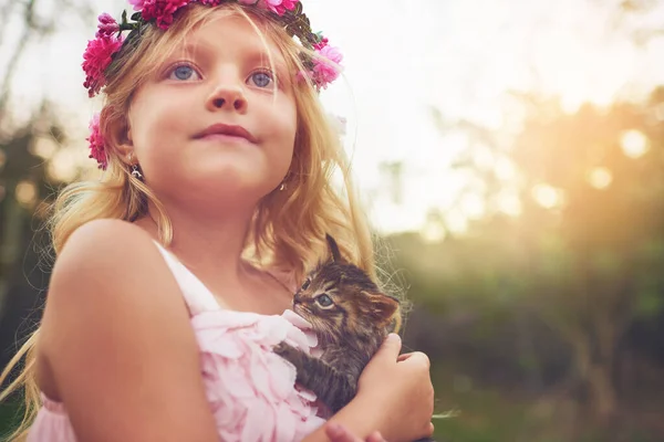 Πού Πάμε Σήμερα Ένα Μικρό Κορίτσι Κρατώντας Ένα Γατάκι Και — Φωτογραφία Αρχείου