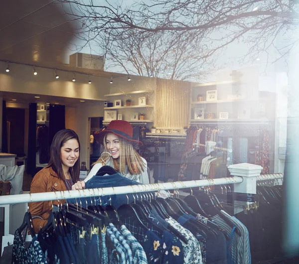 Sie Verkaufen Die Besten Designerklamotten Zwei Beste Freundinnen Beim Einkaufen — Stockfoto