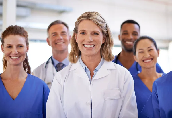 ヘルスケア 医療チームの笑顔と病院の建物の肖像画 チームワークやコラボレーション 幸せな医療スタッフやクリニックや職場の女性医師や看護師のグループ — ストック写真