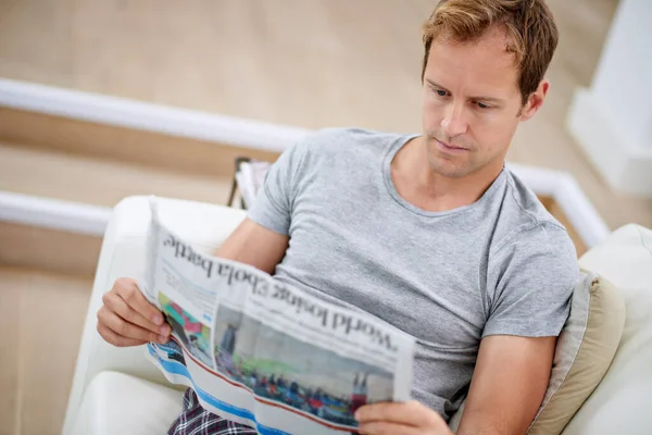 Sofa Times Een Knappe Man Zittend Bank Met Een Krant — Stockfoto
