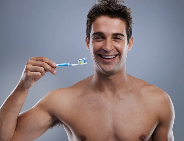 Поддержание Идеальной Улыбки Улыбающийся Молодой Человек Готовый Почистить Зубы — стоковое фото