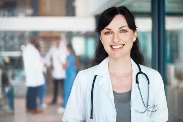 Aquí Para Usted Enfermedad Salud Retrato Una Doctora Confiada Trabajando —  Fotos de Stock