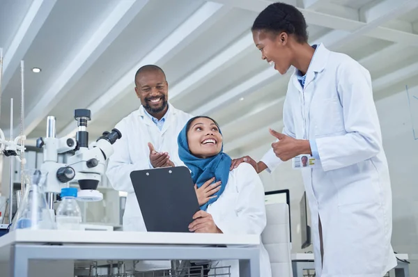 互相激励 不断取得新的发现 一群在实验室工作时欢呼的科学家 — 图库照片