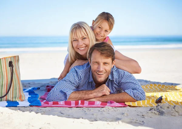 Семейная Куча Портрет Счастливой Молодой Семьи Отдыхающей Вместе Пляже — стоковое фото