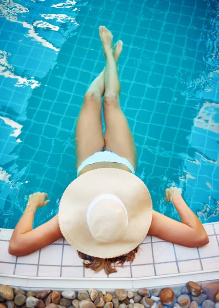 Stresini Boşalt Genç Bir Kadın Spa Havuzunda Dinleniyor — Stok fotoğraf