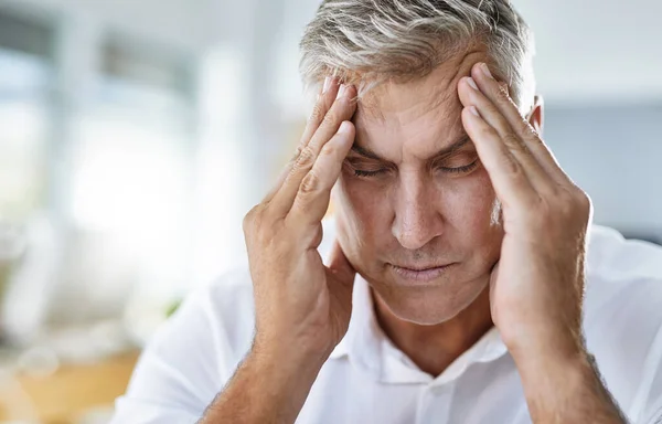Hoofdpijn Stress Volwassen Zakenman Het Kantoor Met Gezondheidsproblemen Medische Noodgevallen — Stockfoto