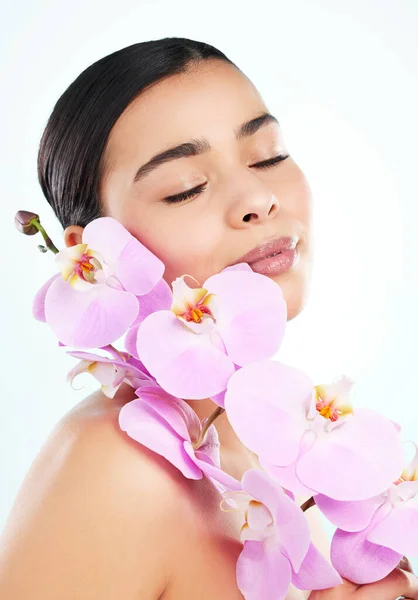 Один Природой Студийный Снимок Привлекательной Молодой Женщины Позирующей Розовой Орхидеей — стоковое фото