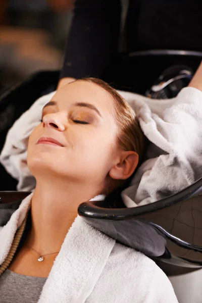 Traktuje Włosy Troską Młoda Kobieta Myjąca Włosy Salonie Fryzjerskim — Zdjęcie stockowe