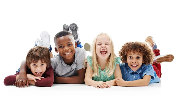 다양성 아이들의 사진하얀 배경에서 행복이나 친구들 인종의 아이들 얼굴들 재미를 — 스톡 사진