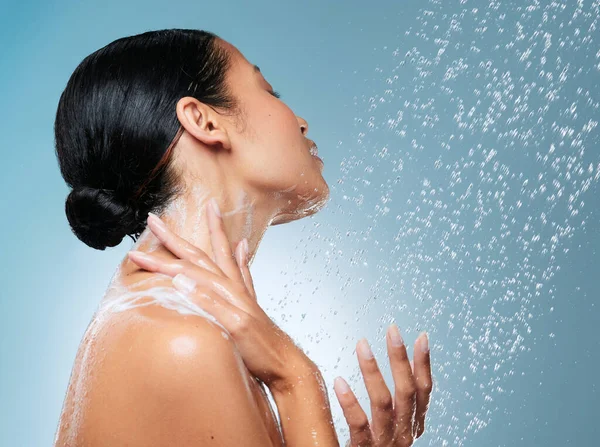 Estou Preparar Para Meu Dia Uma Mulher Irreconhecível Tomando Banho — Fotografia de Stock