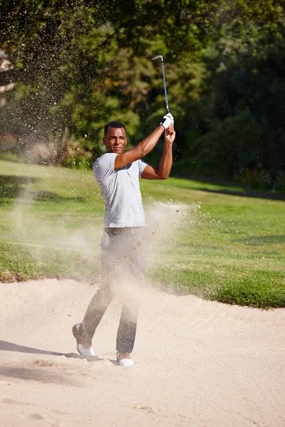 Bränner Upp Bunkern Stilig Ung Man Som Spelar Golf — Stockfoto