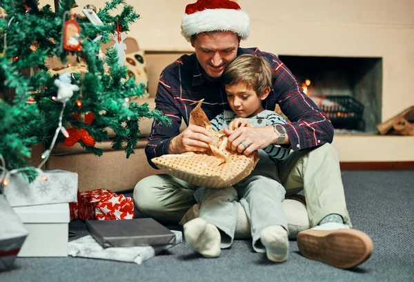 Verdadero Regalo Amor Adorable Niño Desenvolviendo Regalos Navidad Con Padre — Foto de Stock