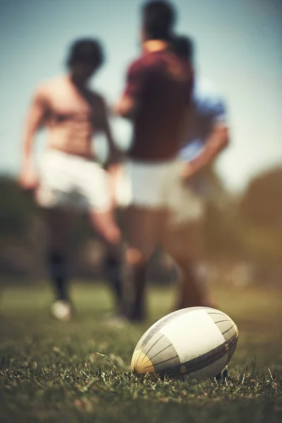 Hra Rugby Míč Hřišti Třemi Hráči Pozadí — Stock fotografie