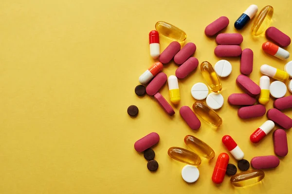 Wie Viel Ist Viel Studioaufnahme Einer Medikamentenauswahl Vor Gelbem Hintergrund — Stockfoto