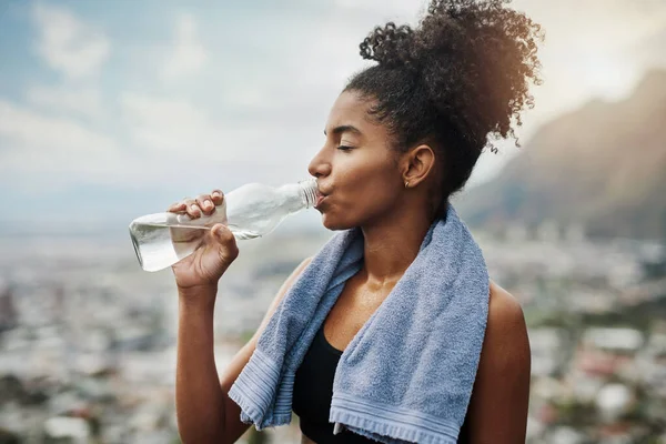 You Need Stay Fully Hydrated Sporty Young Woman Drinking Water — Stock Photo, Image