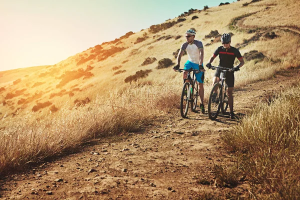 Explore Outdoors While Having Fun Two Cyclists Out Cycling Countryside — Stock Photo, Image