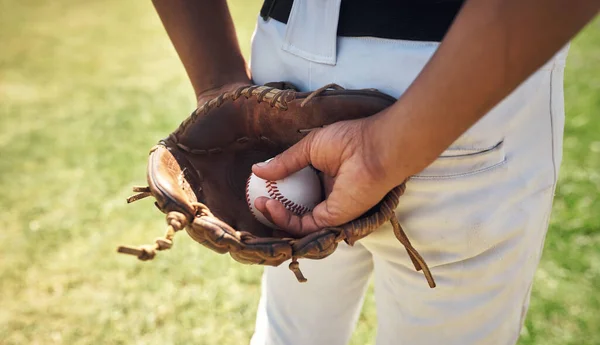 手は非常に熟練したTheydは何百万のために保証される 野球場に立って野球のミットとボールを手にした男が — ストック写真