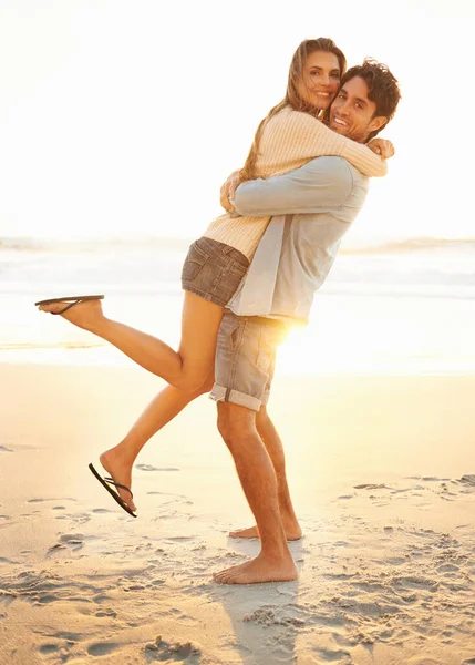 愛が入っていないのです 若いカップルは日没時にビーチで愛情を持っている — ストック写真