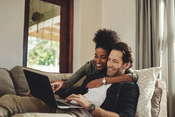 Laptop Relaxar Diversidade Com Casal Assistindo Filme Usando Serviço Assinatura — Fotografia de Stock