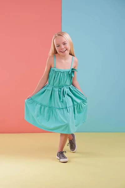 Симпатичная Красочная Индивидуальность Милая Маленькая Девочка Ярком Двухцветном Фоне — стоковое фото