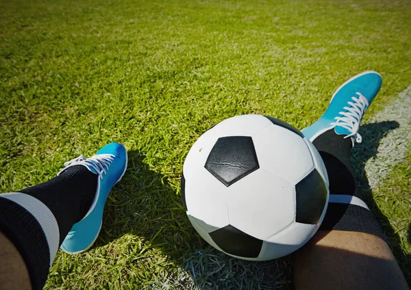 Deporte Campo Zapatos Hombre Con Pelota Fútbol Aire Libre Relajarse — Foto de Stock