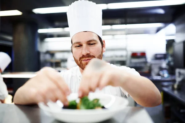 Making Food Beautiful Chef Putting Final Touches Dinner Plate Professional — Stock Photo, Image