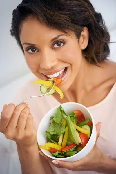 このサラダはとてもさっぱりしています 自宅でサラダを楽しむ若い女性の肖像画 — ストック写真