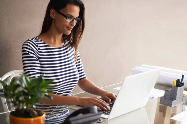 Die Arbeit Attraktive Junge Geschäftsfrau Die Ihrem Schreibtisch Einem Laptop — Stockfoto
