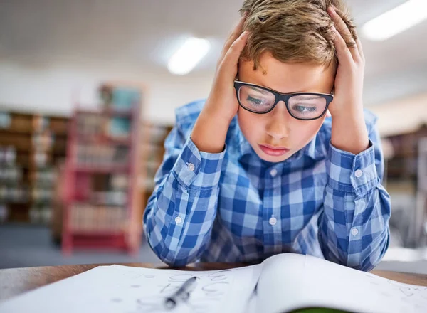Jag Förvirrad Ung Pojke Som Ser Stressad När Han Arbetar — Stockfoto