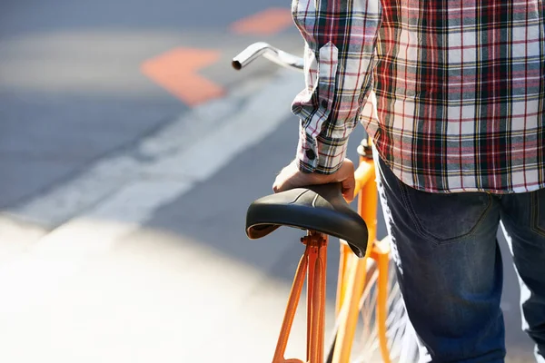 도시에서 자전거를 — 스톡 사진